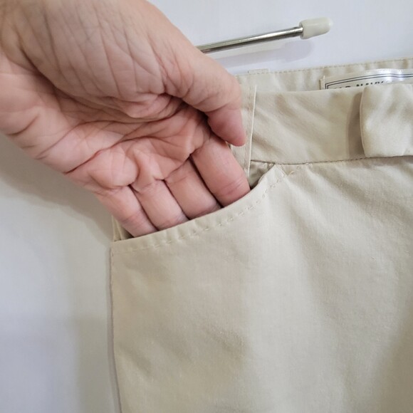 Old Navy Just Below the waist stretch khaki capris size 2 - Picture 5 of 10